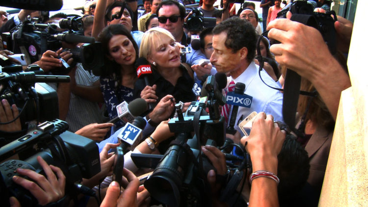 Anthony Weiner står midt i mediestormen i Weiner. (Foto: Tour de Force).