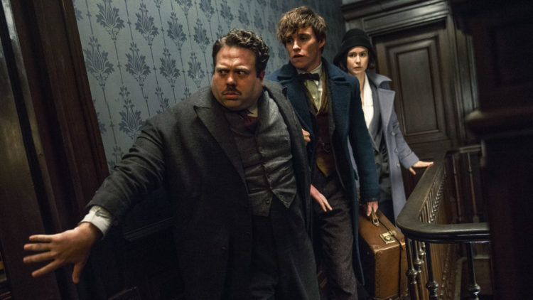 Dan Fogler, Eddie Redmayne og Katherine Waterston spiller hovedrollene i Fabeldyr og hvor de er å finne. (Foto: SF Studios)