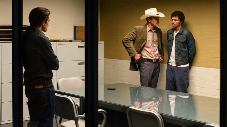 Tony (Jake Gyllenhaal) er med når politimannen Bobby Andes (Michael Shannon) avhører Lou (Karl Glusman) i Nocturnal Animals. (Foto: United International Pictures)