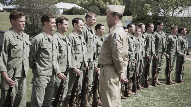 Desmond Doss (Andrew Garfield) irettesettes av sersjant Howell (Vince Vaughn) i Hacksaw Ridge. (Foto: SF Studios)