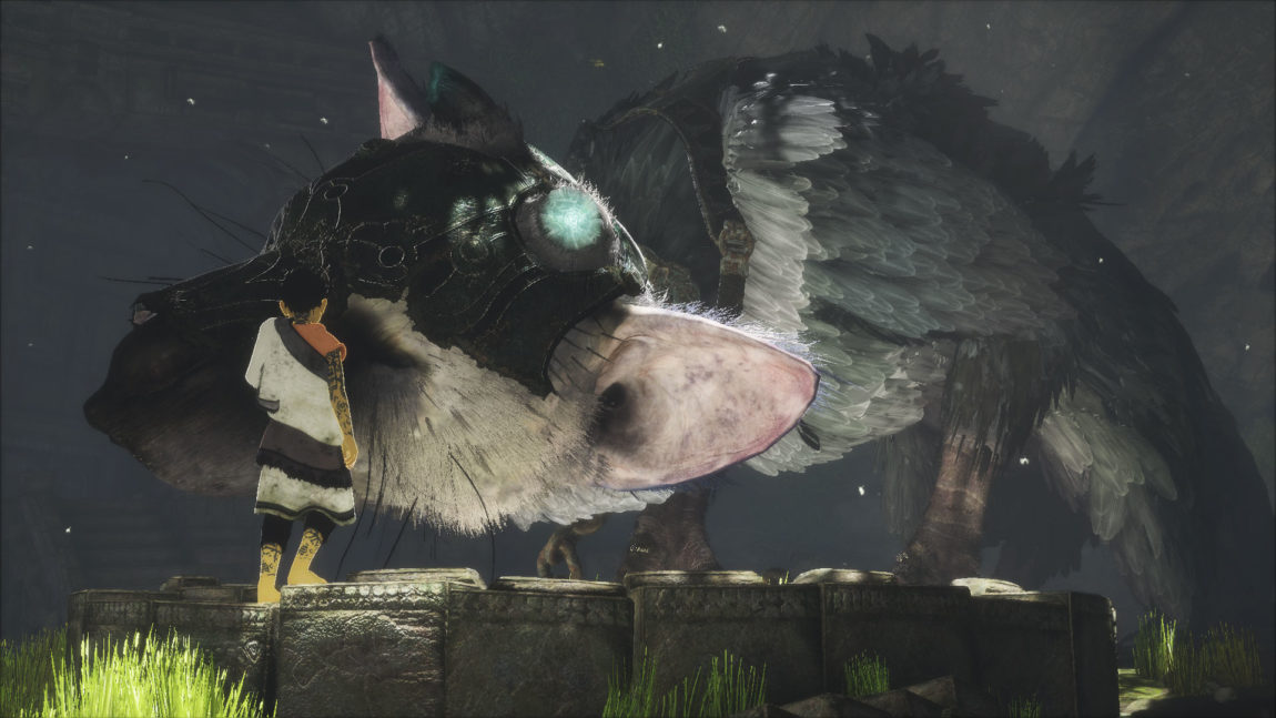 Du kan kose med Trico når som helst i spillet. Du må også klappe ham for å få ham til å roe seg ned hvis han blir redd eller sint. (Foto: Sony Computer Entertainment).