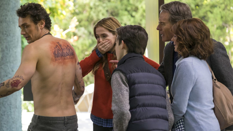 Laird (James Franco) overrasker med en spesiell tatovering i Why Him? (Foto: 20th Century Fox)