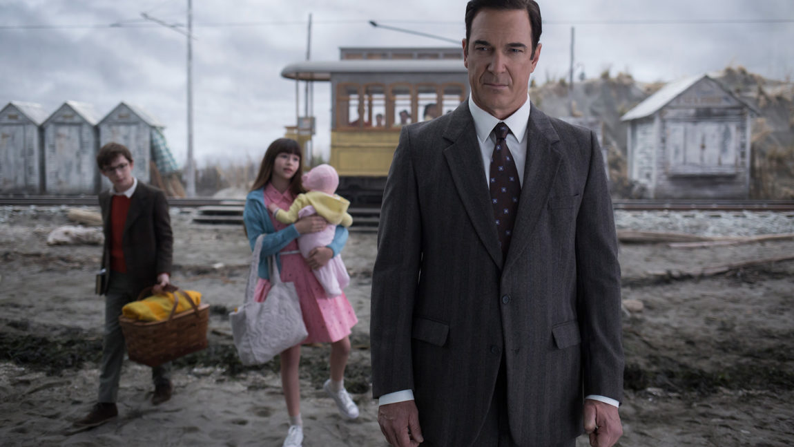 Patrick Warburton er fantastisk i rollen som forfatteren og fortelleren Lemony Snicket i Den onde greven. (Foto: Joe Lederer/Netflix).