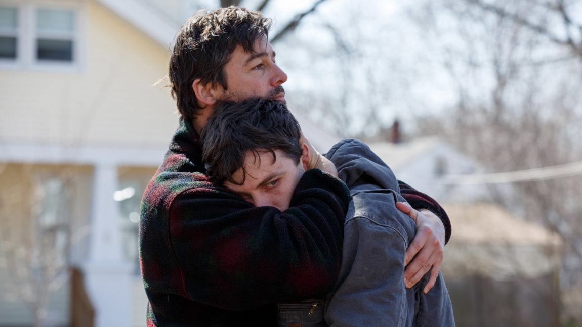 Joe (Kyle Chandler) trøster broren Lee (Casey Affleck) i et tilbakeblikk i Manchester by the Sea. (Foto: United International Pictures)