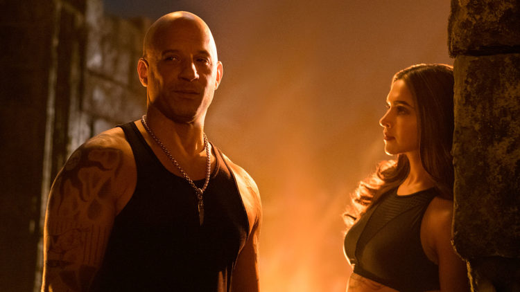 Vin Diesel og Deepika Padukone i et sjeldent rolig øyeblikk i "xXx: Return of Xander Cage". (Foto: United International Pictures)