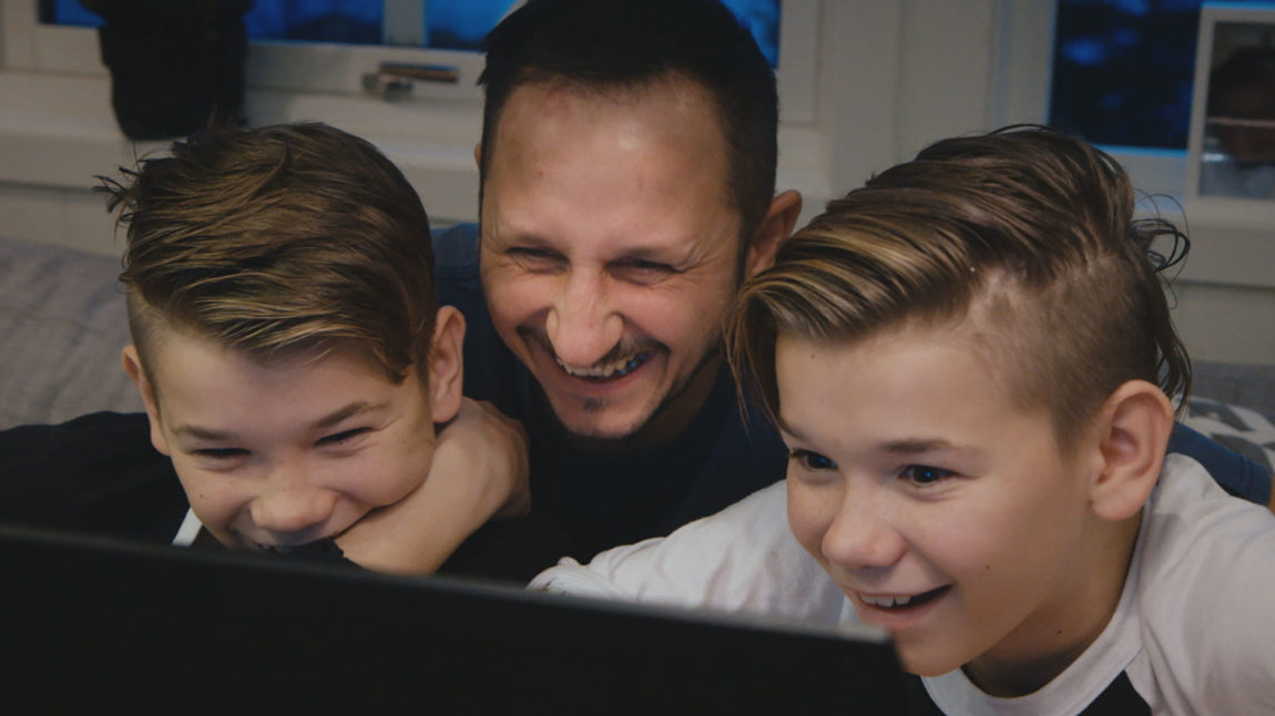 Martinus, pappa Kjell Eirk og Marcus finner ut at de har solgt ut Spektrum. (Foto: Norsk Filmdistribusjon / Fenomen).