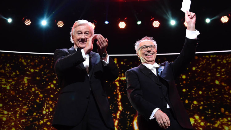 Juryleder Paul Verhoeven (til venstre) og Berlinale-sjefen Dieter Kosslick ved festivalens åpning. (AFP PHOTO / Tobias SCHWARZ)