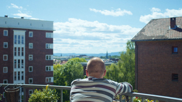 Regissør Ole Giæver filosoferer om livet i "Fra balkongen". (Foto: Mer Film)