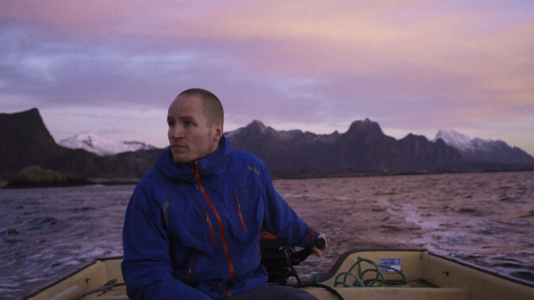 Ole Giæver drar til hjemlige trakter i nord-Norge i "Fra balkongen". (Foto: Mer Film)