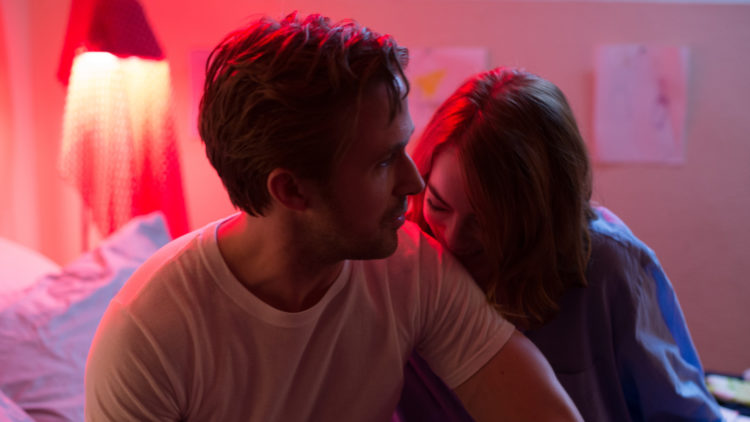Romantikken blomstrer mellom Sebastian (Ryan Gosling) og Mia (Emma Stone) i La La Land. (Foto: Nordisk Film Distribusjon AS)