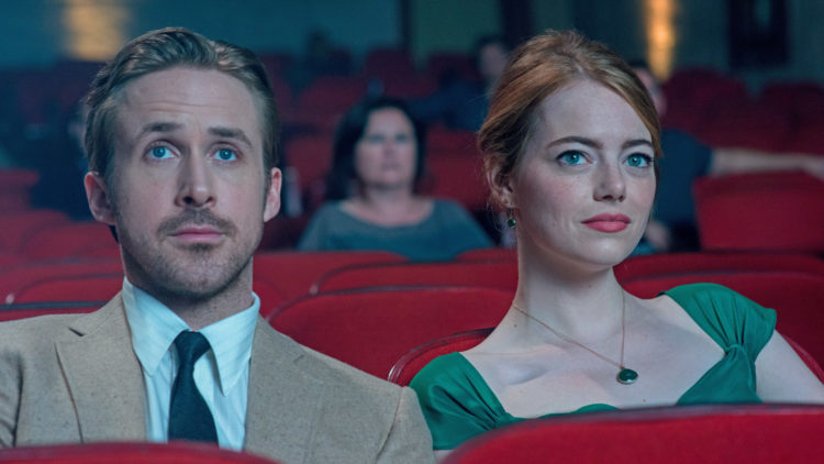 En tidlig kinodate mellom Sebastian (Ryan Gosling) og Mia (Emma Stone) i La La Land. (Foto: Nordisk Film Distribusjon AS)