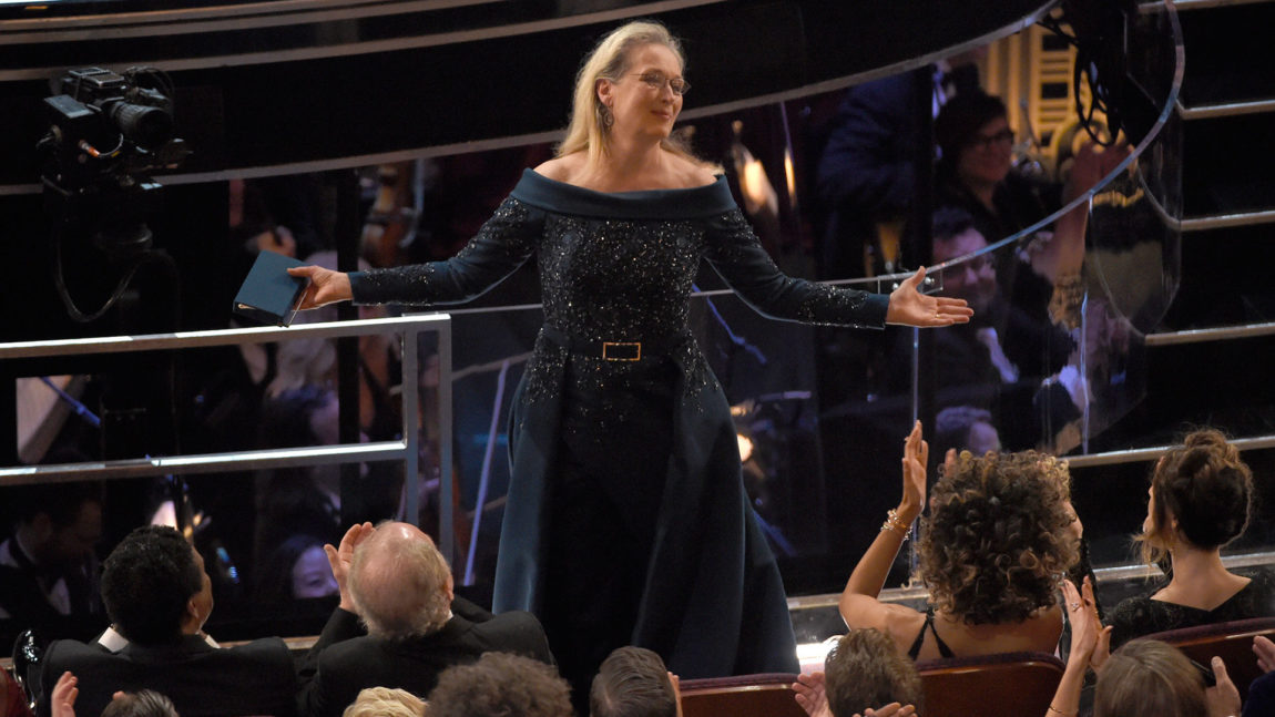Meryl Streep reiste seg til applaus fra salen under Jimmy Kimmels åpningstale. (Foto: Chris Pizzello/Invision/AP, NTB Scanpix).