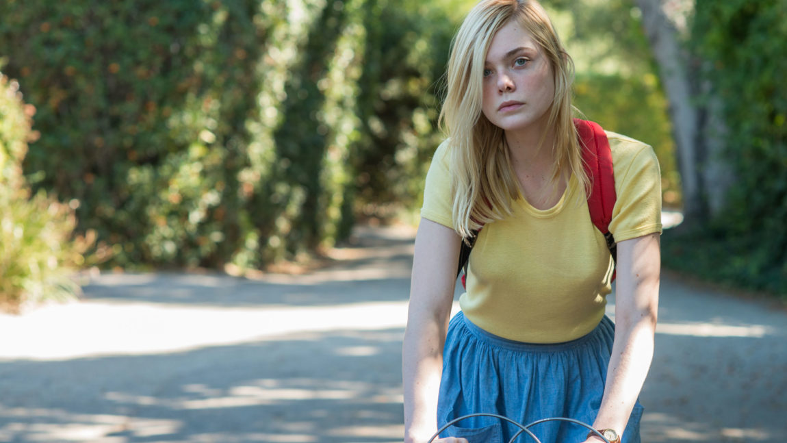 Elle Fanning spiller Julie i Moderne kvinner. (Foto: Norsk Filmdistribusjon).