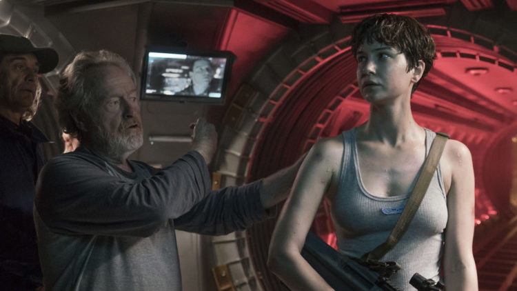 Regissør Ridley Scott instruerer Katherine Waterston under innspillingen av "Alien: Covenant" (Foto: 20th Century Fox)