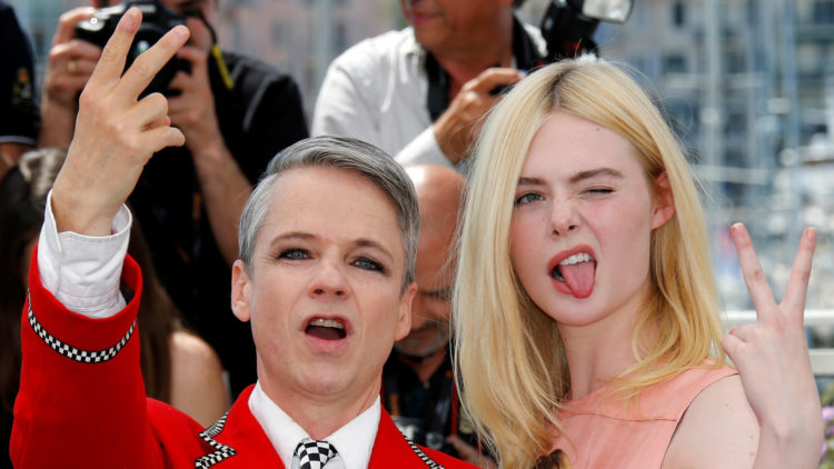 Regissør John Cameron Mitchell og skuespiller Elle Fanning viser fingre til pressefotografene i Cannes. (Foto: REUTERS/Jean-Paul Pelissier)