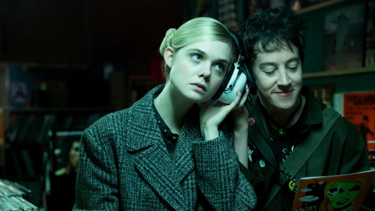 Elle Fanning og Alex Sharp spiller hovedrollene i "How To Talk To Girls At Parties". (Foto: Festival de Cannes)