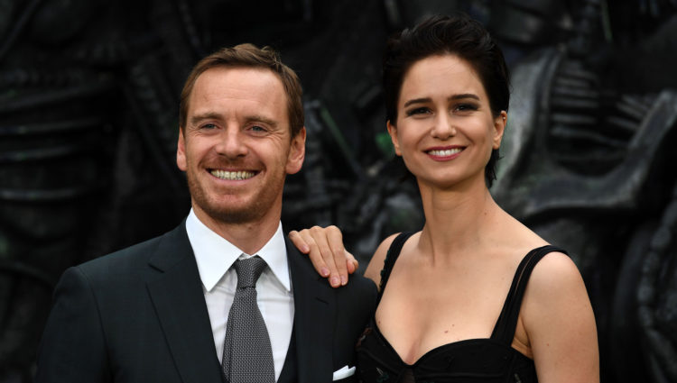 Michael Fassbender og Katherine Waterston ankommer verdenspremieren på "Alien: Covenant" i London. (AFP PHOTO / Justin TALLIS)