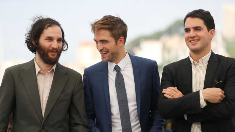 Robert Pattinson flankeres av regissørene Josh Safdie (til venstre) og Benny Safdie på filmfestivalen i Cannes. (Foto: AFP PHOTO / Valery HACHE)