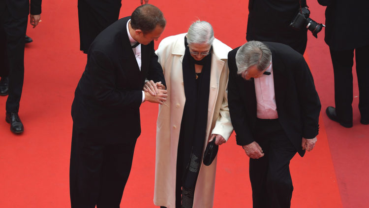 Vanessa Redgrave på den røde løperen i Cannes med hennes sønn, den italienske produsenten Carlo Gabriel Nero (til venstre) og tidligere parlamentsmedlem Lord Alf Dubs. (Foto: AFP PHOTO / Antonin THUILLIER)