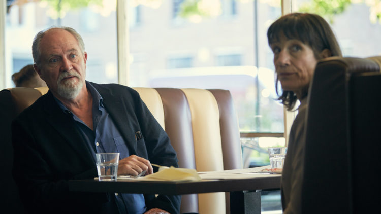 Tony (Jim Broadbent) og eks-kona Margaret (Harriet Walter) på kafé i "The Sense of and Ending". (Foto: SF Studios)