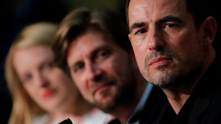 Fra høyre: Skuespiller Claes Bang, regissør Ruben Östlund og skuespiller Elisabeth Moss på pressekonferansen for "The Square" i Cannes. (Foto: REUTERS/Stephane Mahe)