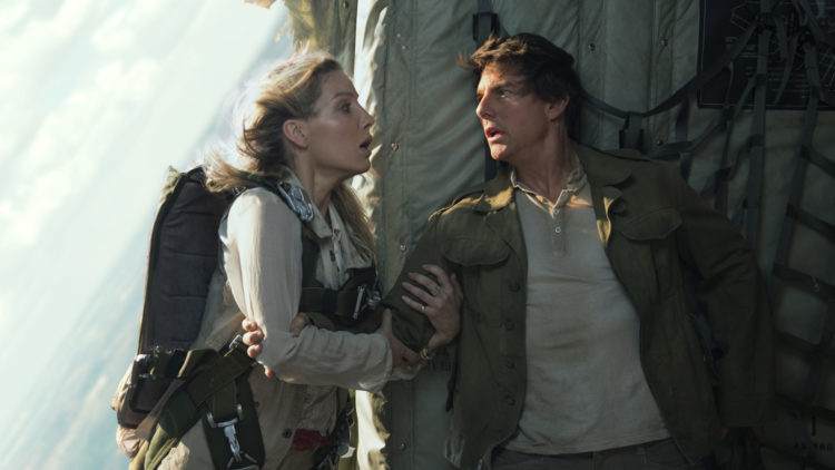 Nick (Tom Cruise) og Jenny (Annabelle Wallis) blir satt i livsfarlige situasjoner i "The Mummy". (Foto: United International Pictures)