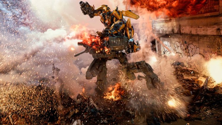 En Autobot og en Decepticon braker sammen i "Transformers: The Last Knight". (Foto: United International Pictures)