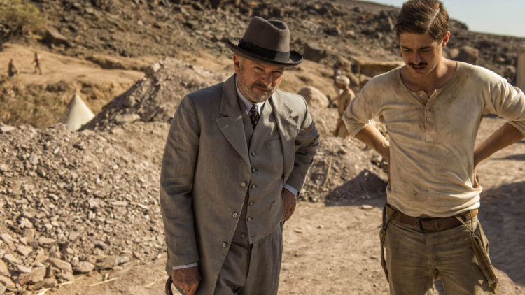 Lord Carnarvon (Sam Neill) og arkeolog Howard Carter (Max Irons) på utgraving i Kongens Dal. (Foto: NRK, ITV)