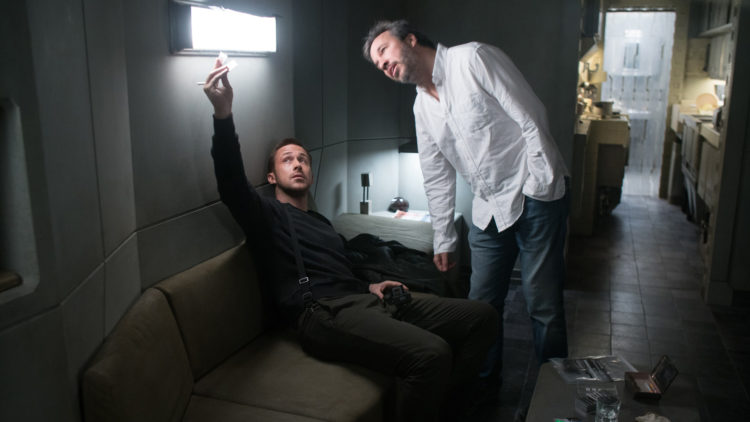 Skuespiller Ryan Gosling og regissør Denis Villeneuve på filmsettet under innspillingen av "Blade Runner 2049". (Foto: United International Pictures)