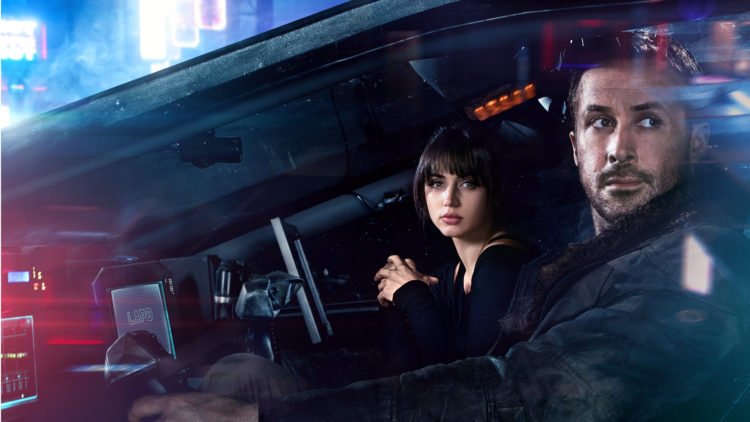 Officer K (Ryan Gosling) tar med seg Joi (Ana De Armas) på en luftig kjøretur i "Blade Runner 2049". (Foto: United International Pictures)