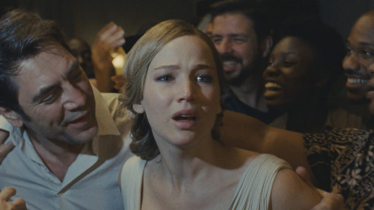 Det blir trangt rundt Javier Bardem og Jennifer Lawrence i "Mother!" (Foto: United International Pictures)