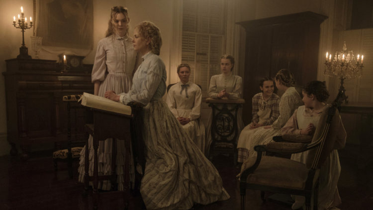 Elle Fanning, Nicole Kidman, Kirsten Dunst, Angourie Rice, Oona Laurence, Emma Howard og Addison Riecke i "The Beguiled". (Foto: United International Pictures)