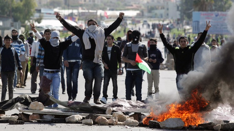 Palestinere demonstrerer mot Israel ved Jalama-checkpointen nær byen Jenin på Vestbredden (Foto: Saif Dahlah/AFP). 
