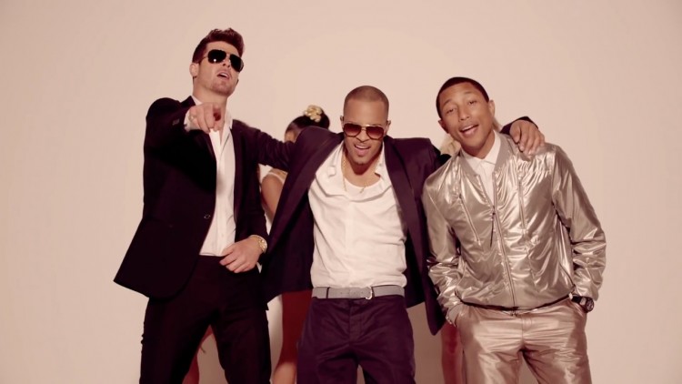 Pharrell og Robin Thicke har gjort stor suksess med låta ''Blurred Lines'' i år.