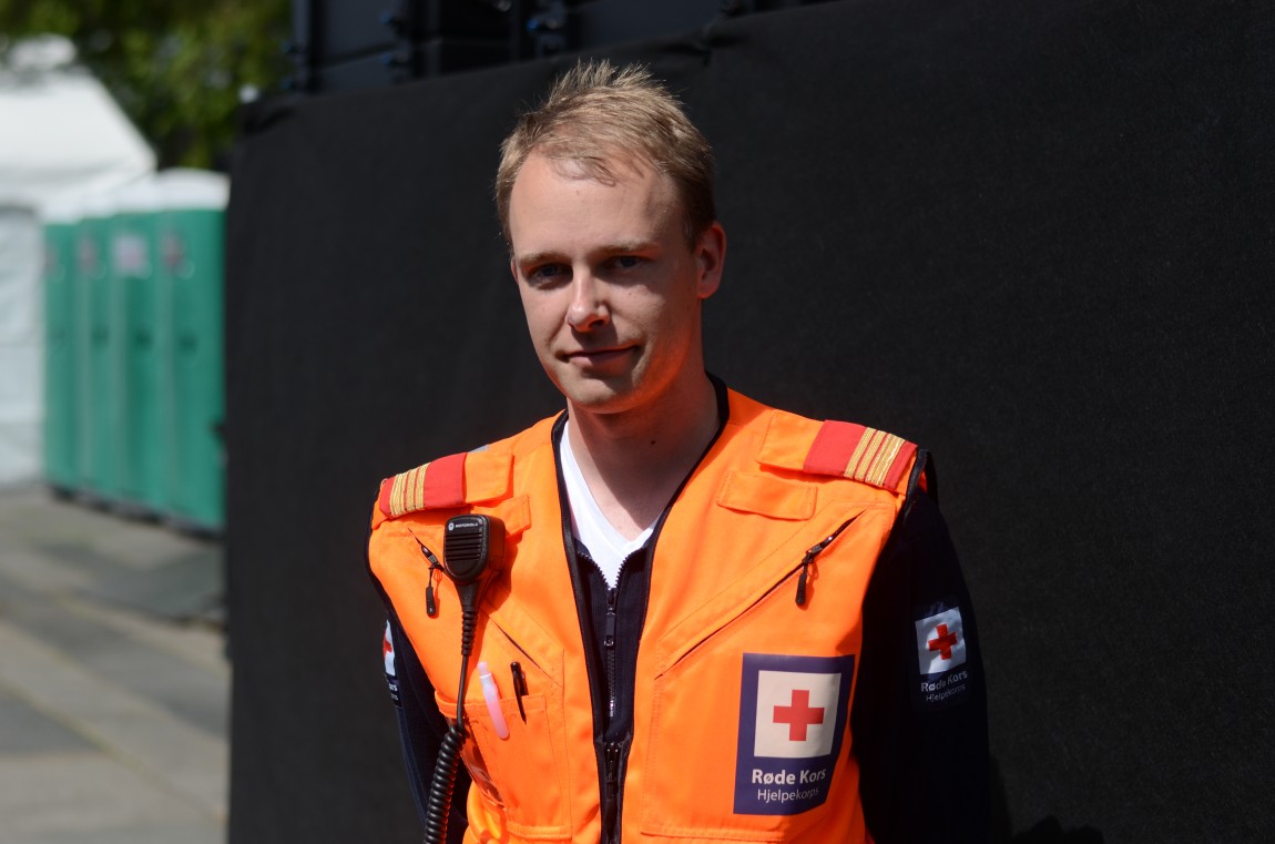 Jon Halvor Jonsrud Knutsen er med å bemanne Røde Kors-stasjonene. (Foto: Aksel Rynning, NRK P3)