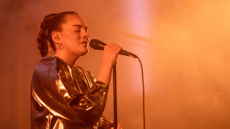 FÅR FØLELSENE UT: Emelie Hollow, her avbildet på Bylarm 2020. Foto: Eirik Skeide