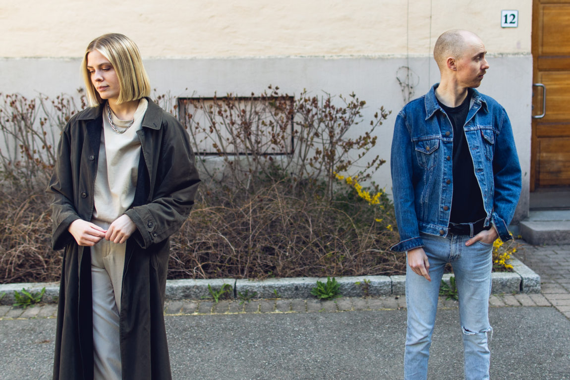 Vokalist Helene Svaland Johansen og trommis Johan Fredrik Strid Bolli frå Ponette står litt frå kvarandre og ser kvar sin veg. 