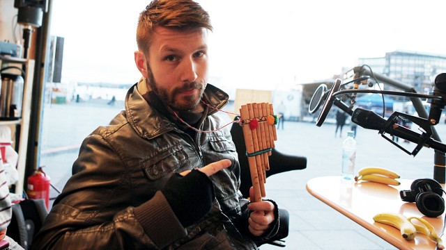 Thomas Eriksen med instrument (FOTO: P3)