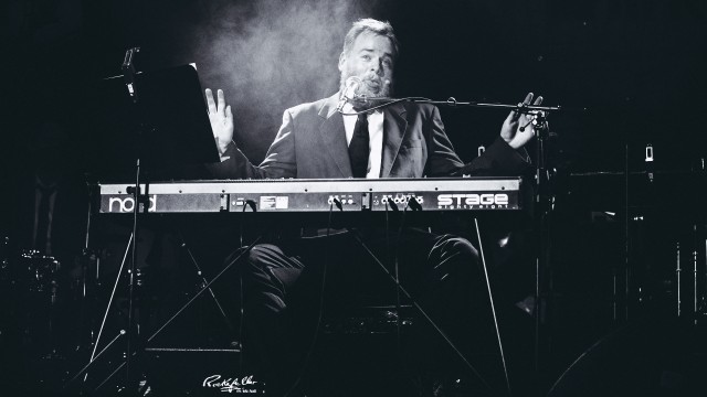 Tore jazzer der opp bak pianoet (Foto: Kim Erlandsen, NRK P3).