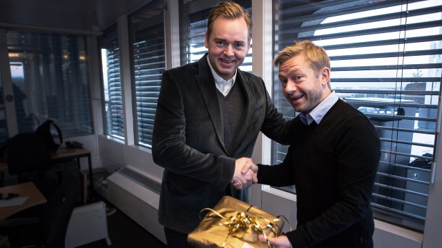 Tore har nettopp gitt Bjarte årets julegave på RR-kontoret (Foto: Kristoffer Pettersen Rambøl, NRK P3).