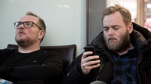 Steinar og Tore venter på Gardermoen (Foto: Jonas Bødtker, NRK P3).