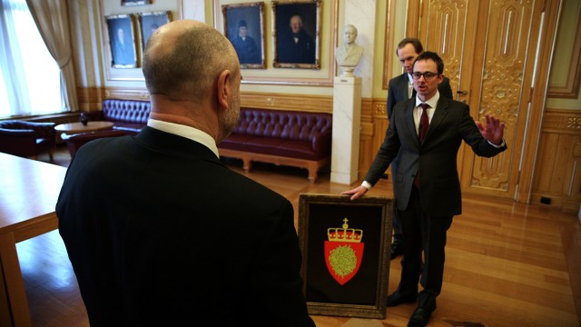 Her overrekker Ludvig det nye riksvåpenet til statsråden, se hele sekvensen i episode 6! (Foto: NRK)