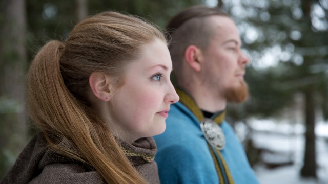 Tonje Årolilja Størseth Digre (25) og Gøran Hálfdanarson Ellingsen er medlemmer av Trondheim vikinglag. De har en lidenskap for vikingtida, og har viking-gjenskaping som sin store hobby. (Foto: Kristin Evensen Giæver, NRK)