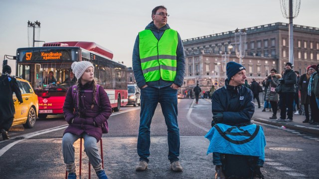 MANNEN VED SIDA: Det blir påstått at Bo Thorén (til høgre) er mannen som står bak Greta Thunberg. Foto: Extinction Rebellion Sweden / Jana Eriksson