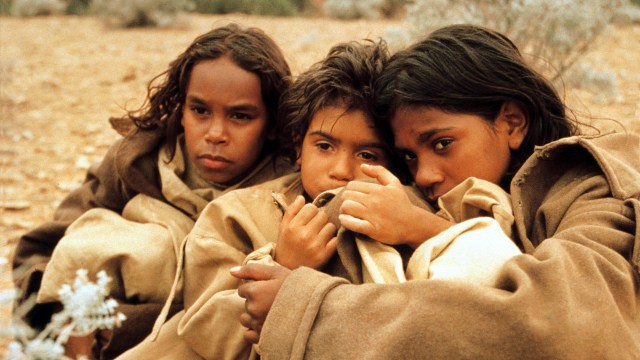 Everlyn Sampi (Molly), Tianna Sansbury (Daisy) og Laura Monaghan (Gracie) i Rabbit-Proof Fence (Foto: Norsk Filmdistribusjon).