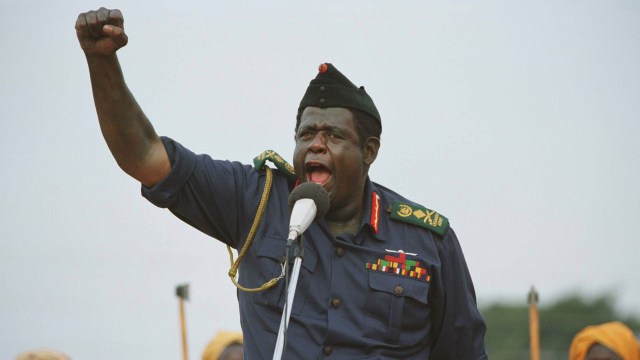 Idi Amin, spilt av Forest Whitaker, ruver fra talerstolen i filmen 