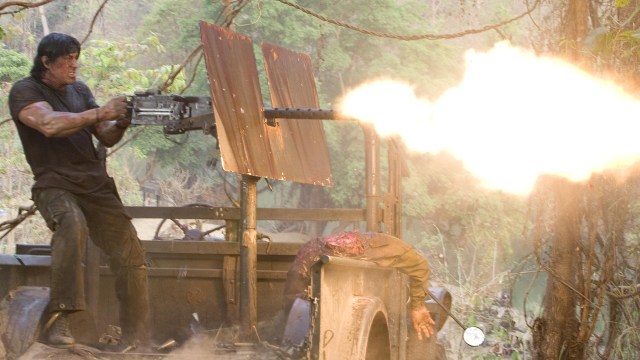 Store mengder våpen var viktig i <em>Rambo</em>-filmen fra 2008, da Sly slåss mot opprørsstyrker i Sørøst-Asia. (Foto: Lionsgate Films)
