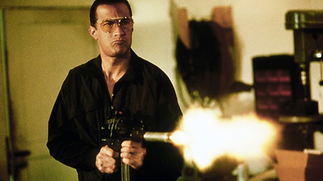 Steven Seagal fyrer løs i <em>Marked For Death</em>. (Foto: 20th Century Fox)