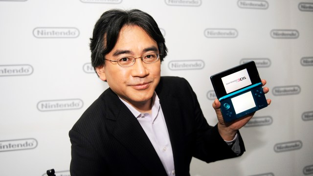 Nintendo-sjefen Satoru Iwata viser frem 3DS.
