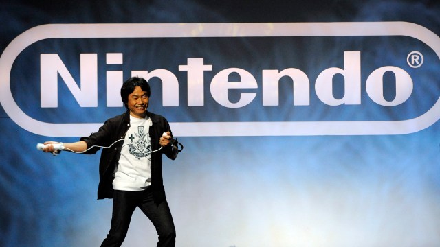 Mario-skaper og spillegende Shigeru Miyamoto spiller <em>Skyward Sword</em> (Foto: Reuters / Phil McCarten)